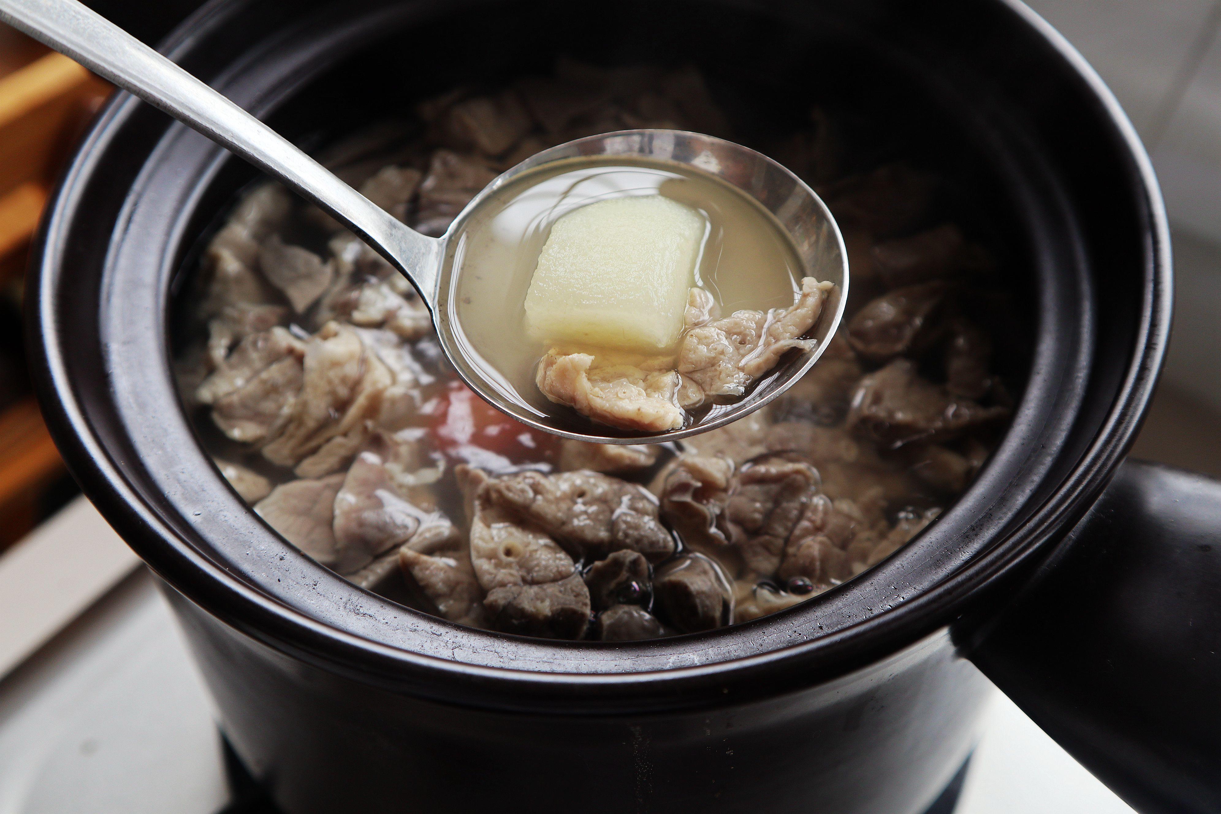 婴儿咳嗽妈妈吃什么有帮助,雪梨猪肺汤止咳化痰小孩