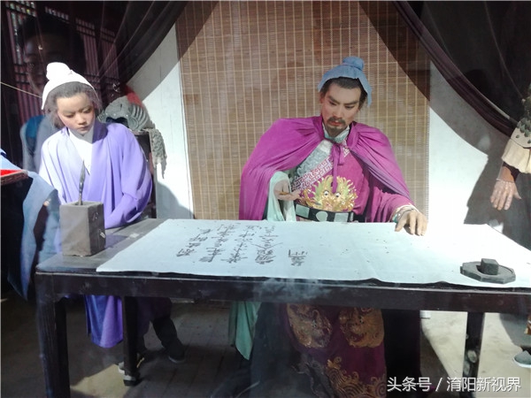 南阳武侯祠：出师一表真名世，千载谁堪伯仲间