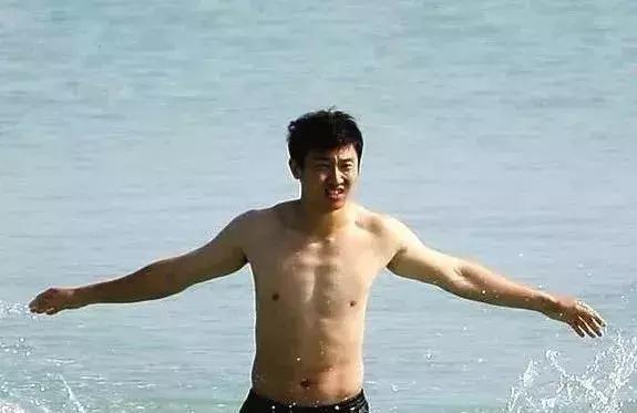 当中国男足脱掉衣服全世界都吐了！年薪1亿白斩鸡身材！