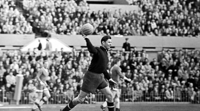 足球最佳阵容梅西c位出场,足球史上最强11人阵容c罗