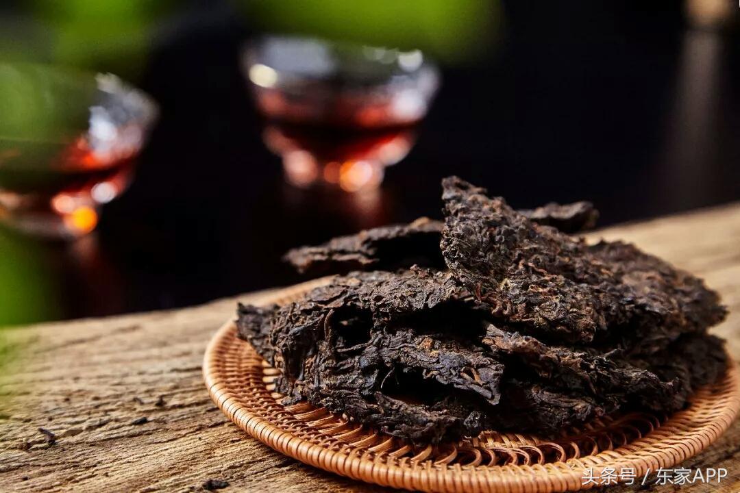 普洱生茶表面发霉跟白霜怎么区分,怎么判断普洱茶是白霜还是霉变