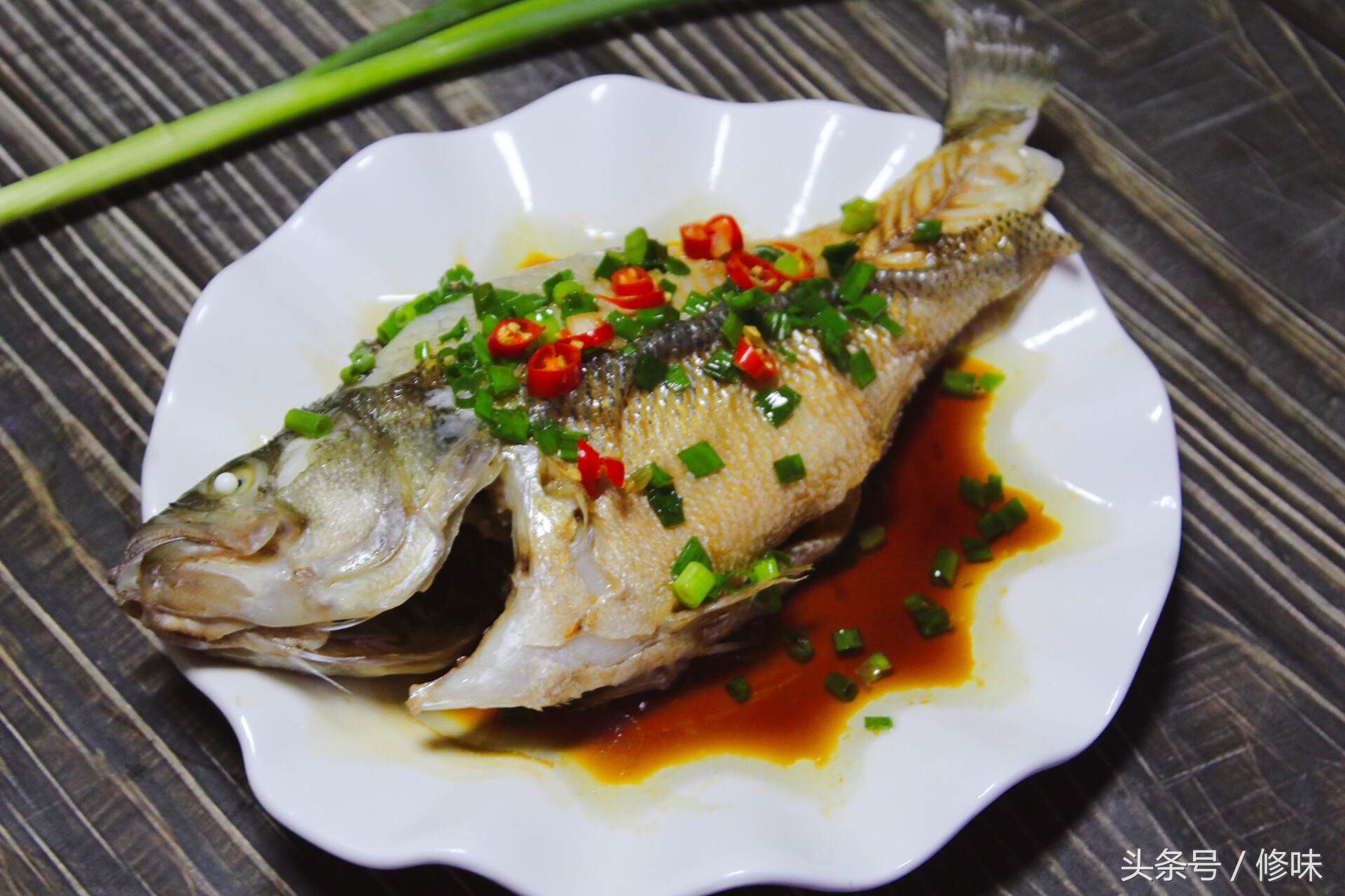 清蒸鲈鱼的正确做法和步骤,清蒸鲈鱼的做法鲜嫩q弹无腥味