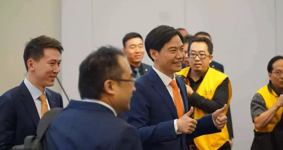小米上市，雷军离首富还差100米……