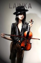 初见，她将他压在身下，当成了解药，还顺便顺走他的钱……