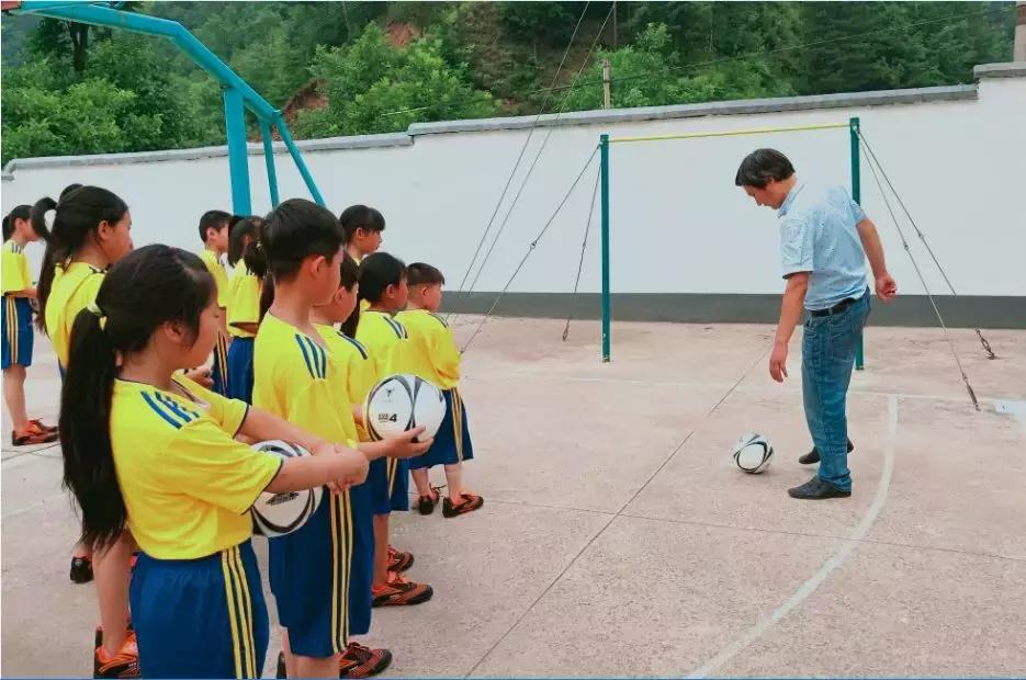 和梅西一起踢球是什么感觉,和梅西踢的一个老将