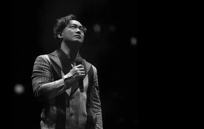 他是林夕、黄伟文共同的偶像，10年作词千首，被誉为“港乐鬼才”