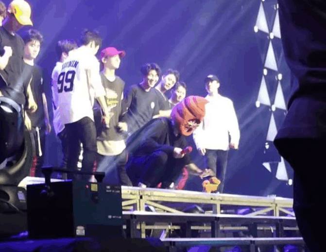 爱丽给边伯贤钱,朴灿烈边伯贤爱丽