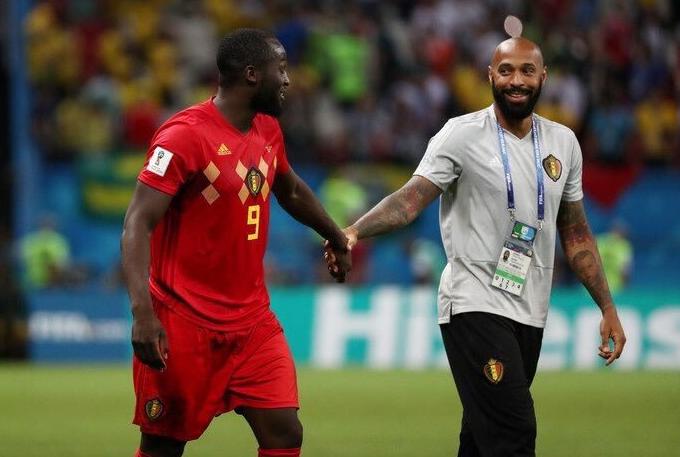 亨利回头看自己的影子,亨利满眼都是20岁的影子