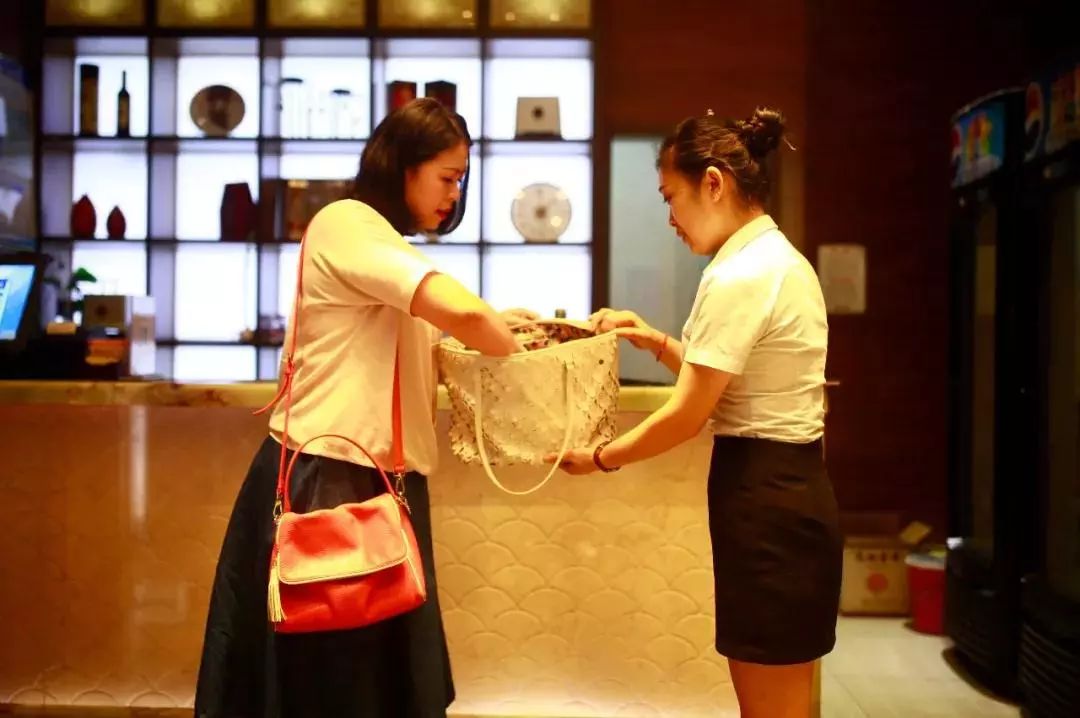 去餐厅吃饭丢了10万,3天后才发现!东莞这家餐厅员工这样做……