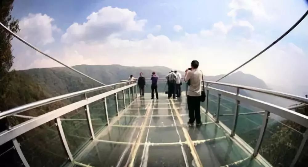 云南9d玻璃栈道,云南雪山峡谷玻璃栈道