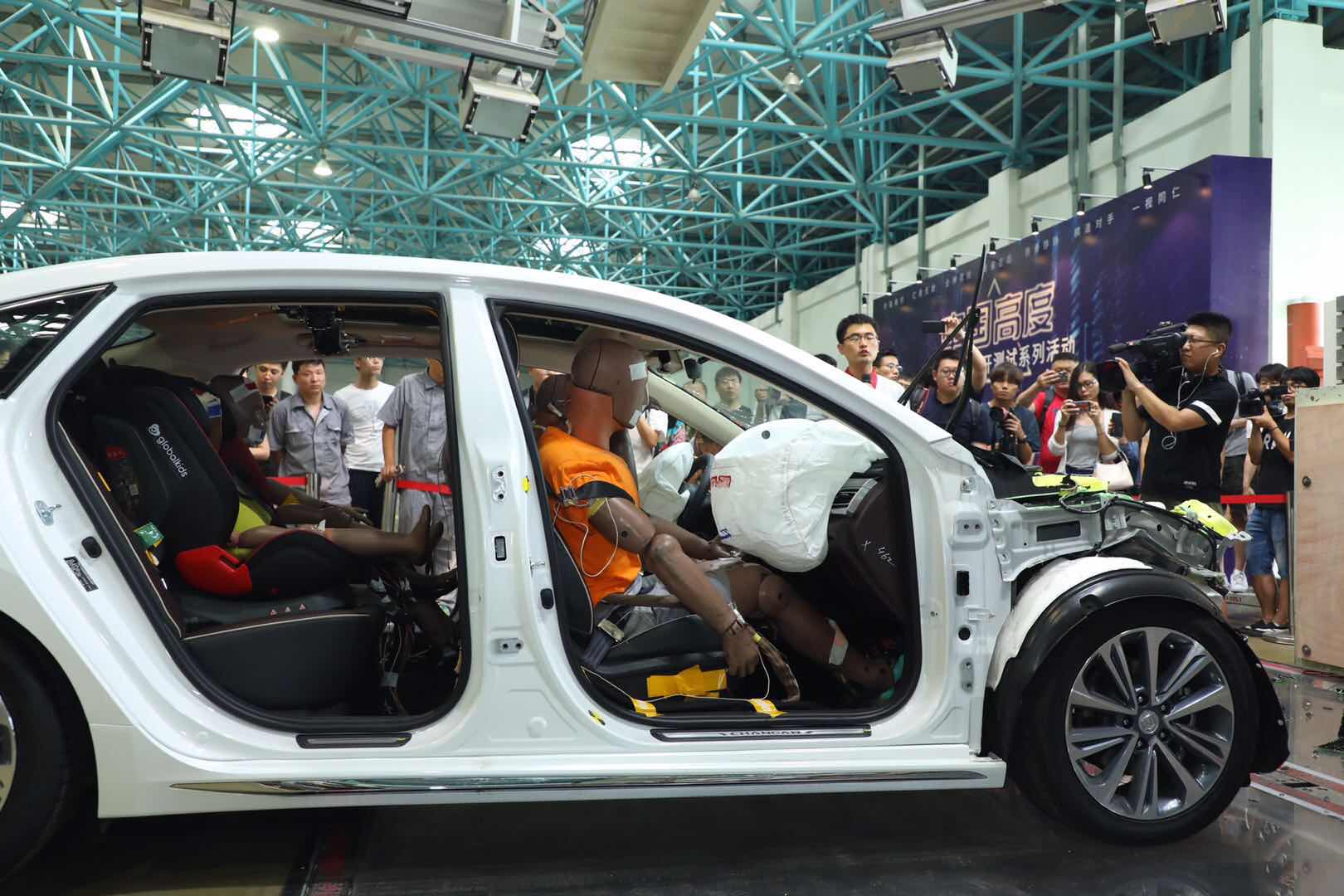 江湖评测：很争气啊！这一撞，竟撞出最“硬骨头”中国车！