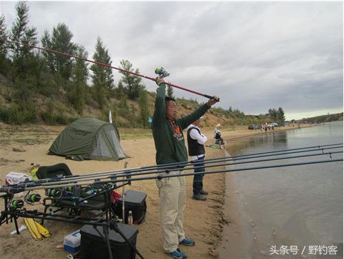 抛竿野钓鲤鱼的视频,野钓鱼怎么抛竿