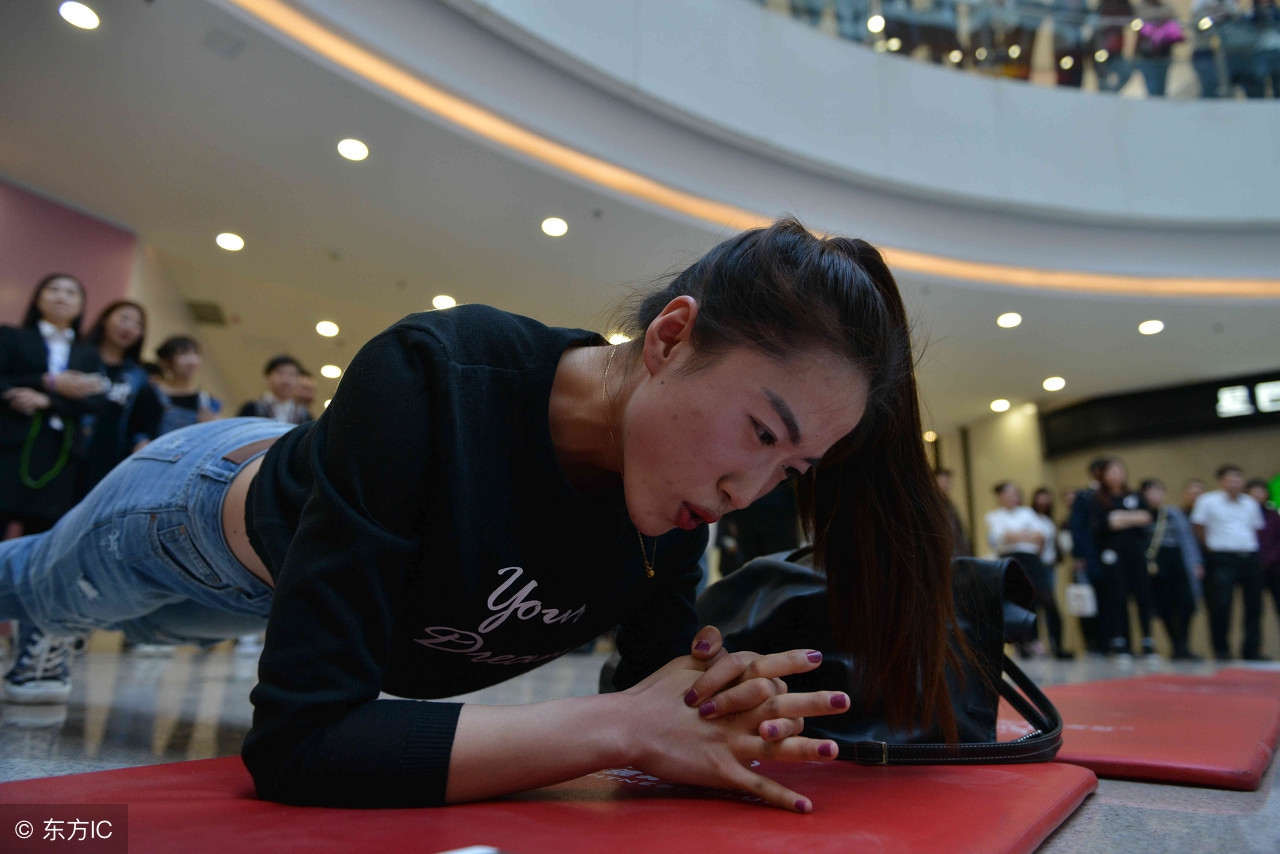 平板支撑每天坚持1分钟,平板支撑只能坚持1分钟