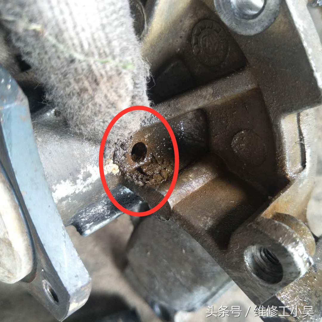 比亚迪发动机漏水是怎么回事,比亚迪f3水泵坏了怎么判断