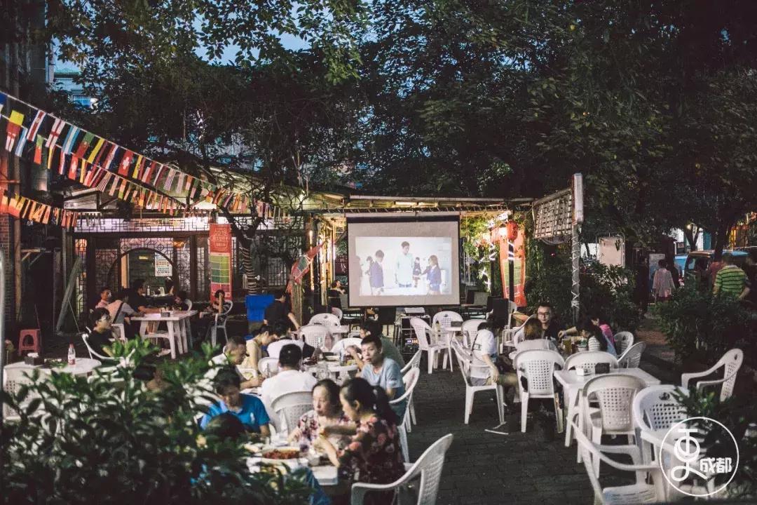 成都球迷在哪个酒吧看球,成都球迷扎堆露天看球地方