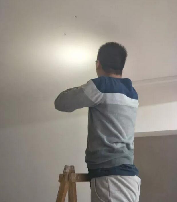 墙面腻子开裂脱皮什么原因,刚装修好入住几个月墙面开裂脱皮