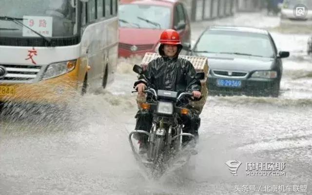 摩托车雨天怎么不甩水,摩托车泡水泡到哪里才会熄火