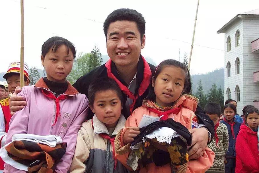 资助183个白眼狼捐300万,他一生为慈善捐款几十亿