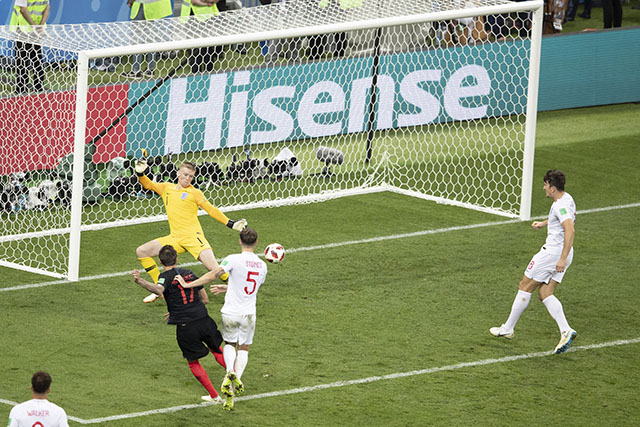 进球应当无效!克罗地亚队员这一举动让裁判专家冒冷汗:太危险了