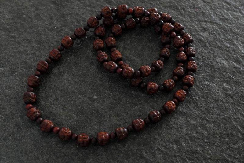 真正的小叶紫檀手串一般什么价格,两百的小叶紫檀是真的吗