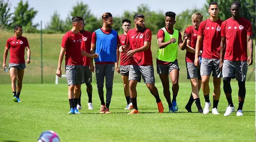 为什么足球运动员喜欢摸头,足球运动员为什么喜欢摸头