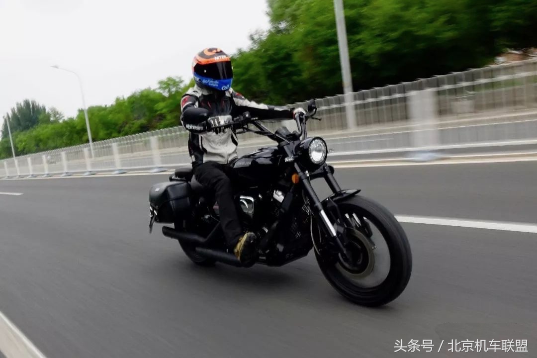 龙嘉v途250复古摩托车测评,龙嘉v途250只有五个档位吗