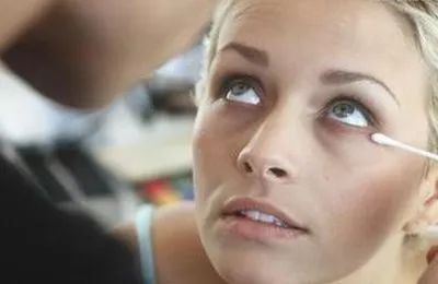 眼睛进沙子弄不出来会自愈么,沙子进眼睛了会自己排出来吗