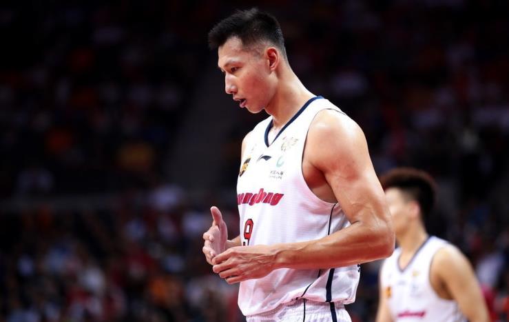 易建联领衔中国男篮最新名单,18年cba全明星采访易建联赵继伟