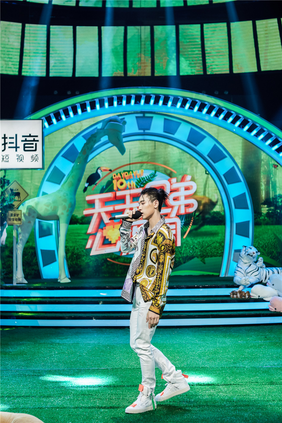 天天向上汪涵接王一博视频,天天向上汪涵回忆王一博搞笑