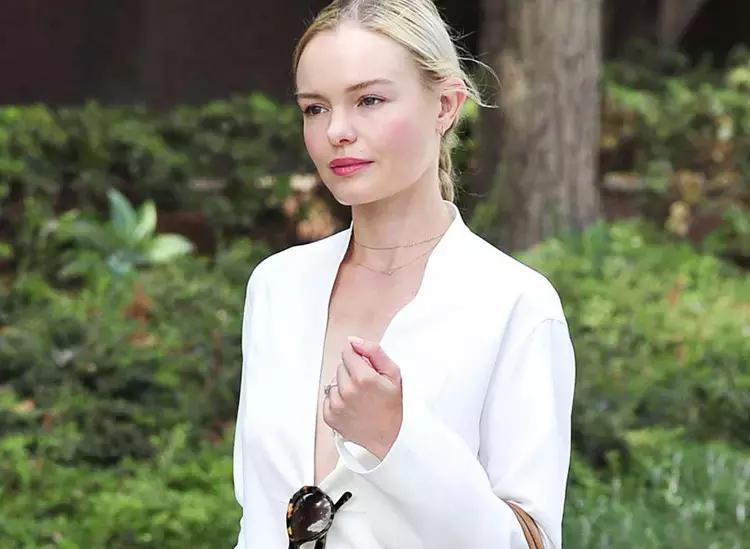 平胸五五开的身材，学穿简约风，谨记三要素