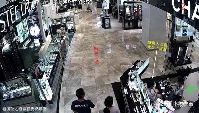 奇葩！俩90后美女闺蜜跑到商场里干这么龌龊的事……