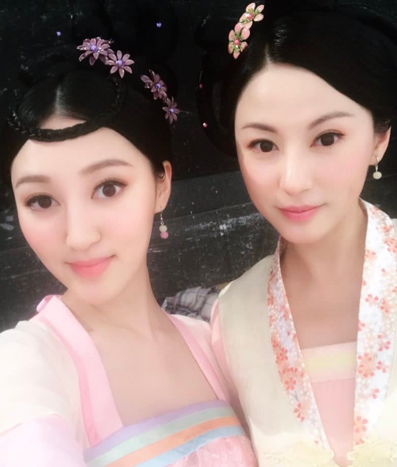 26岁港姐带年轻妈妈和66岁富商老公逛街这画面有点奇特