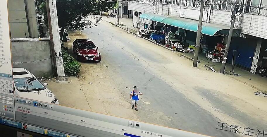 孩子游泳被丢进泳池,男童学游泳被教练丢下水