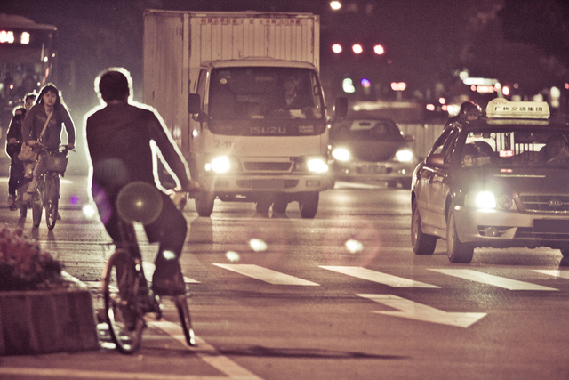 发生交通事故对方拒绝理赔怎么办,全责拒绝赔偿对方起诉会留案底吗