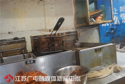 光身大汉炸鸡排、厨师叼烟切烤鸭这些网红外卖你还吃得下吗？