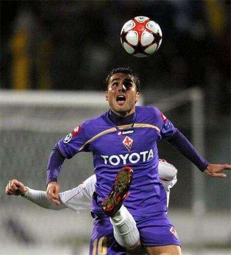 被压倒的摄影师，致谢他们球场上抓拍瞬间（搞笑旁白）