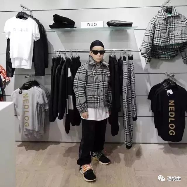 把自己装扮起来假装很酷,把自己打扮得酷一点