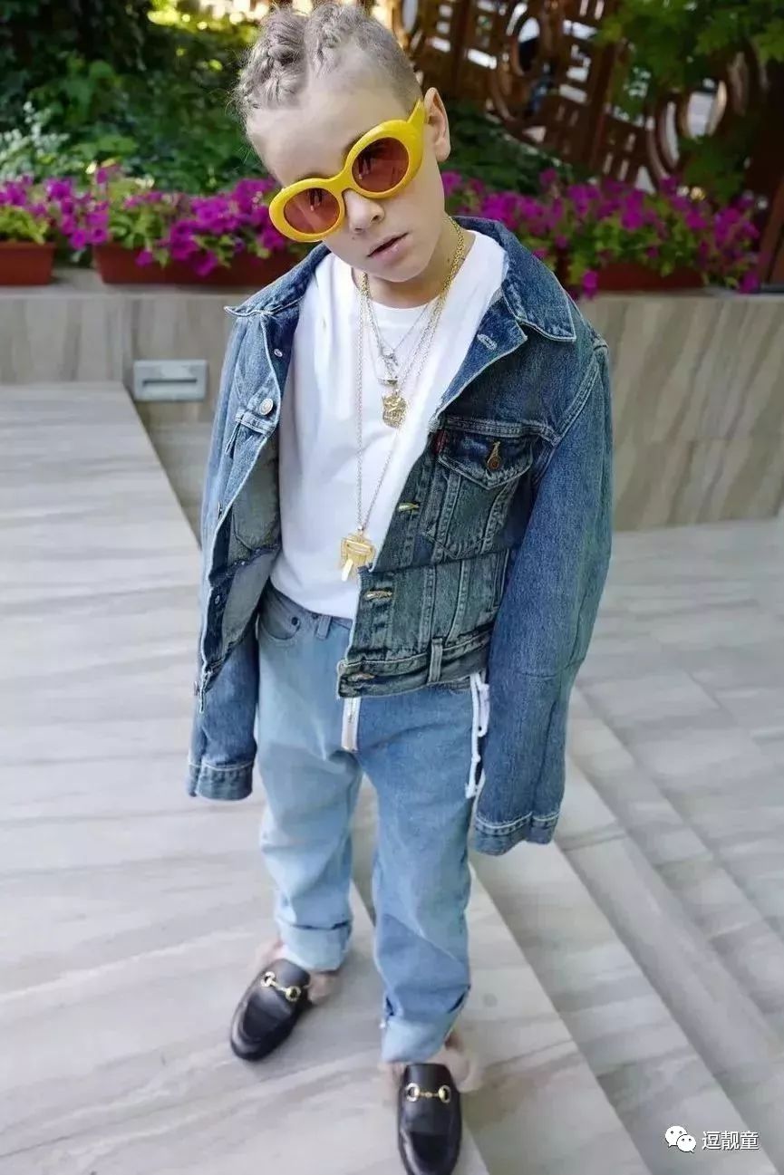 把自己装扮起来假装很酷,把自己打扮得酷一点