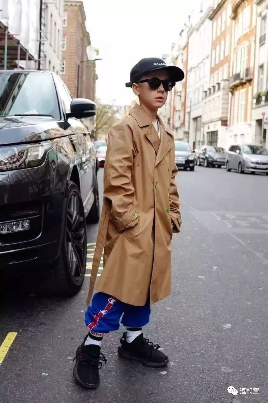 把自己装扮起来假装很酷,把自己打扮得酷一点