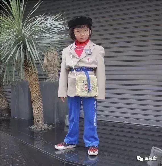 把自己装扮起来假装很酷,把自己打扮得酷一点