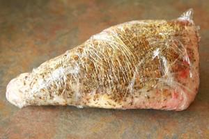 怎样快速的烤熟羊腿,如何烤出不膻不柴的羊腿