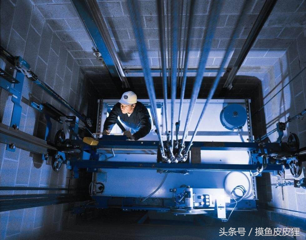 电梯失控从二十几楼坠落,电梯从20层掉下来会怎么样