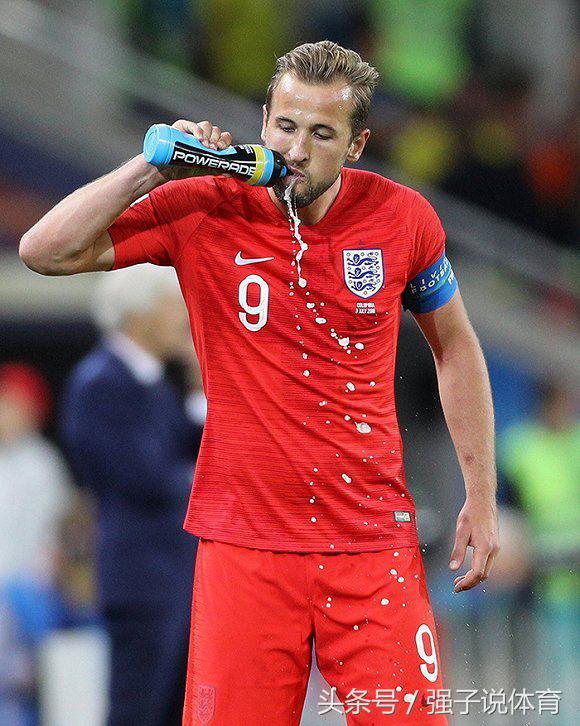 为什么球员在喝水的时候会吐水,为什么球员们都会喝完水吐掉