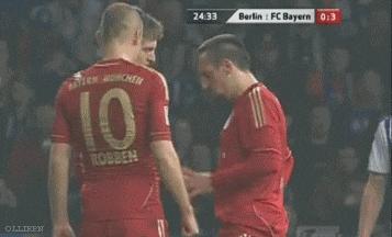 我们除了负责踢球，还负责搞笑，球场上的逗比瞬间