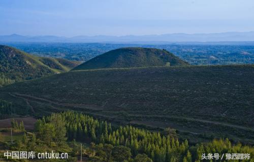 两股尿差点落在头上