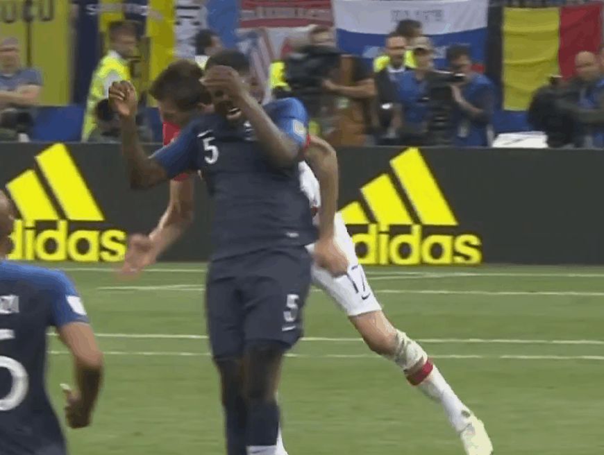 尴尬！乌姆蒂蒂被痛苦两连击，起身后发现自己占便宜了！