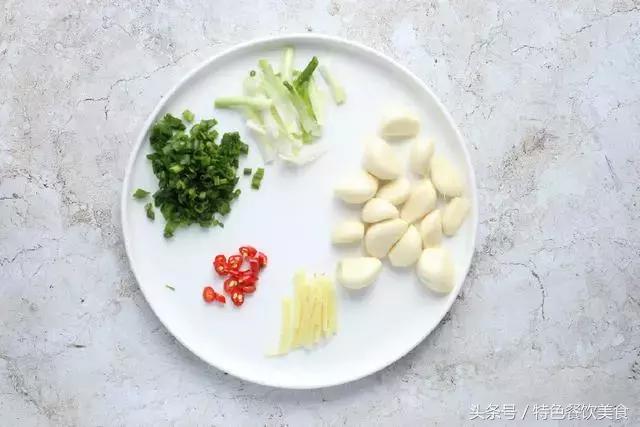 简单易学清蒸鲳鱼的家常做法,蒜香清蒸金昌鲳鱼