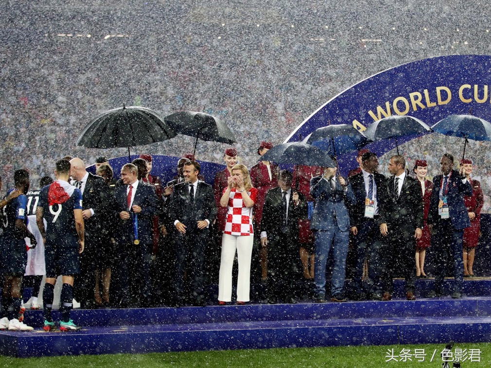 世界杯领奖台尴尬场面,俄罗斯世界杯颁奖突降暴雨