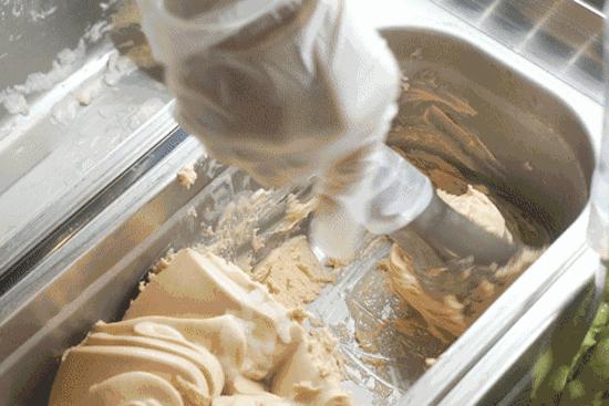 只活5分钟的短命冰激凌，花椒味PK咸蛋黄味，谁更好吃？