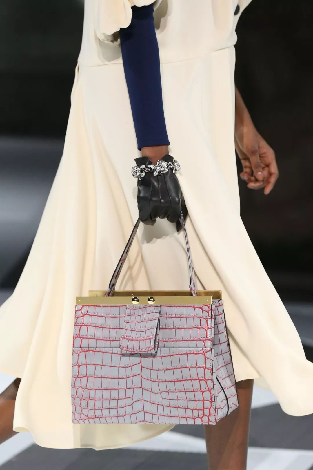 买包包就像白送的一样,买包就是投资